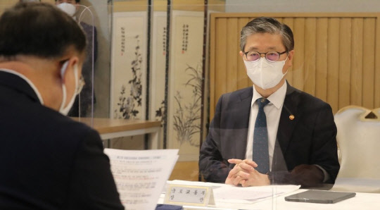 변창흠(사진) 국토부 장관이 17일 열린 제17차 부동산시장 점검 관계장관회의에서 홍남기 경제부총리의 발언을 듣고 있다. <연합뉴스>